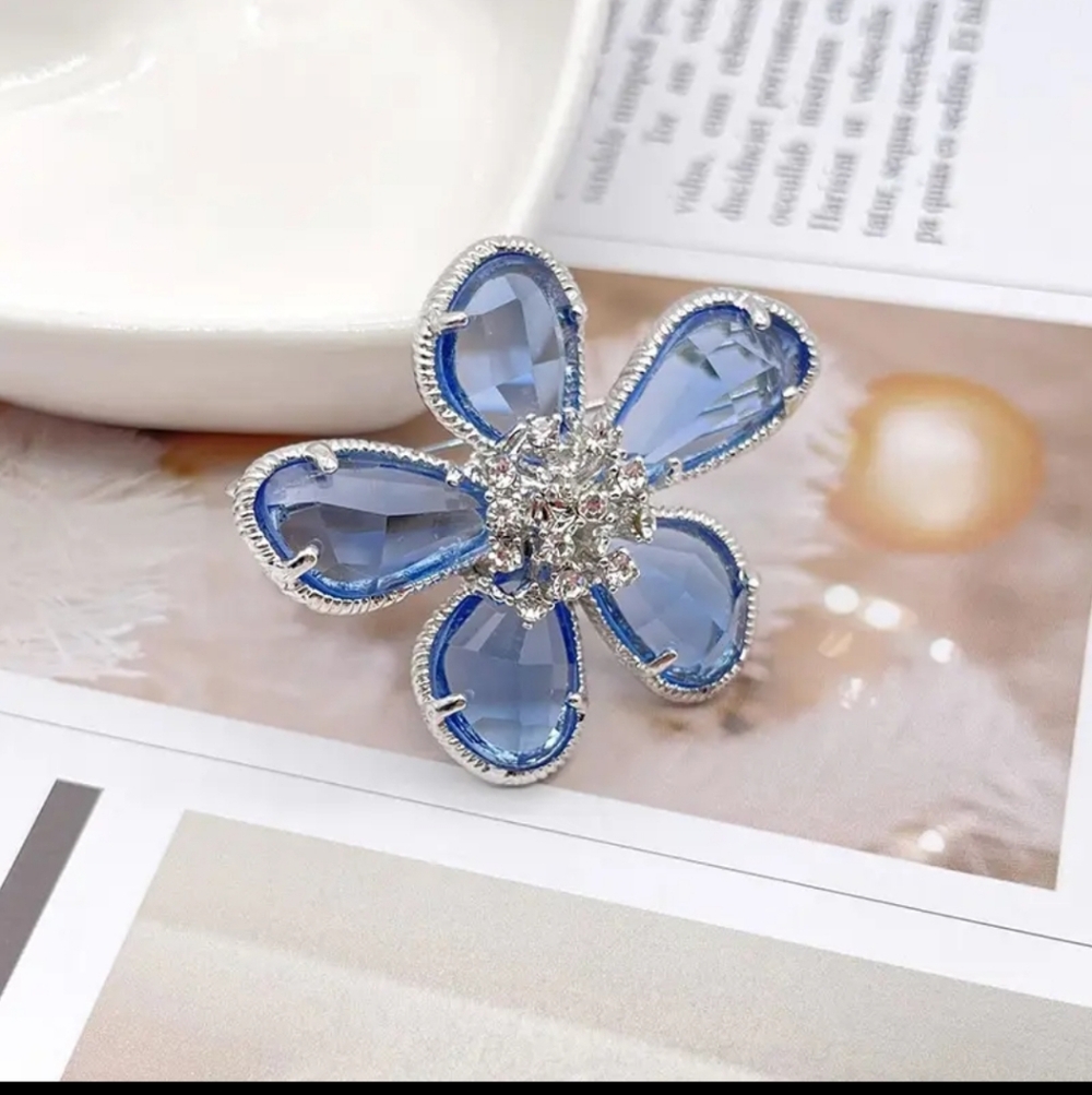 🆕️ CLEAR BLUE FLOWER WITH RHINESTONE ACCENTS BROOCH PIN - SILVER-TONE